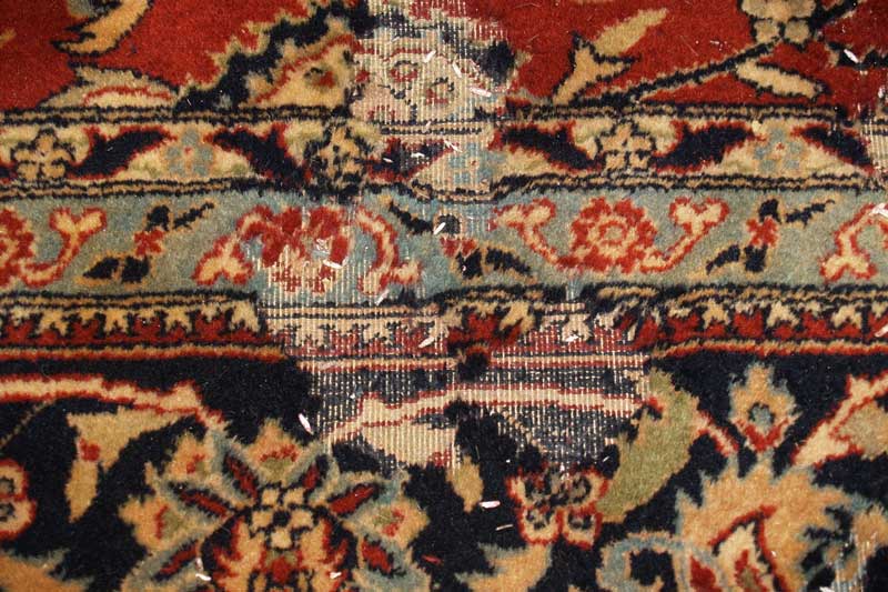 Поврежденный ковер